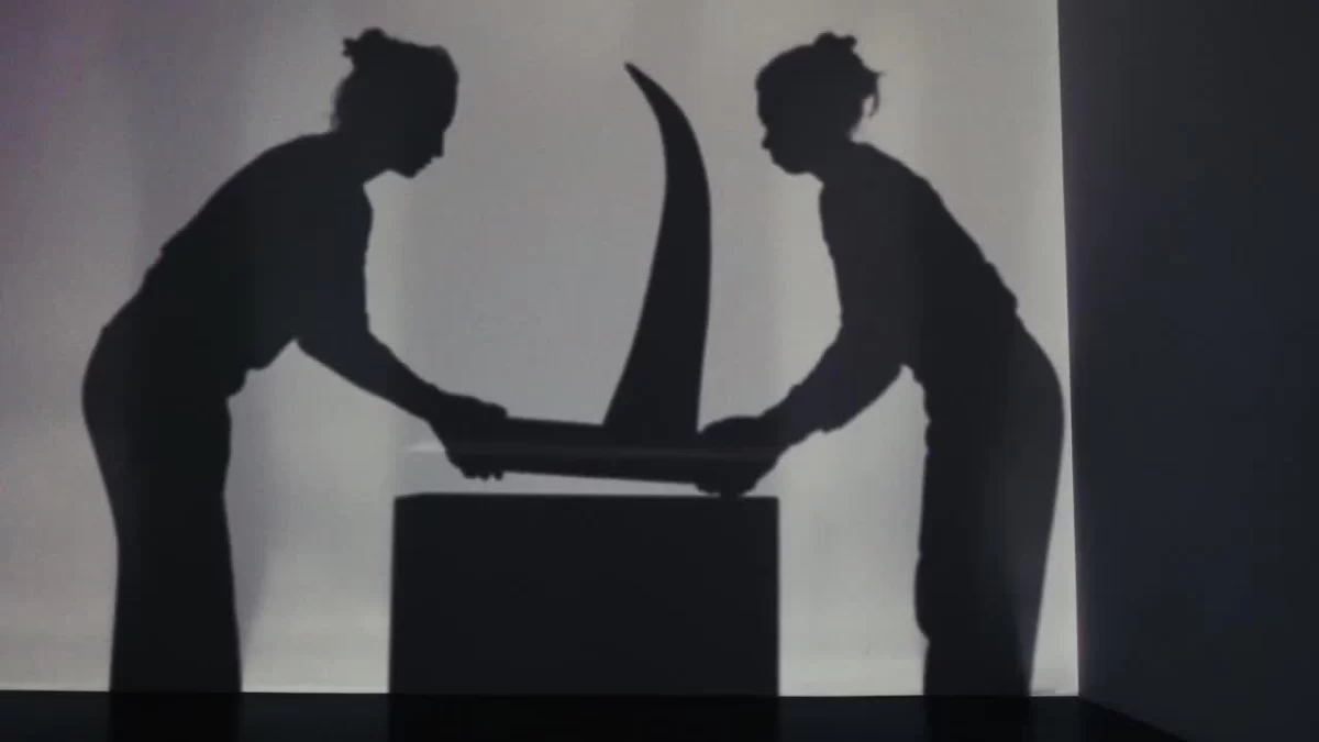 Silhouetten zweier Personen bei der Installation der Ausstellung «Jadwiga Maziarska: Assembly»