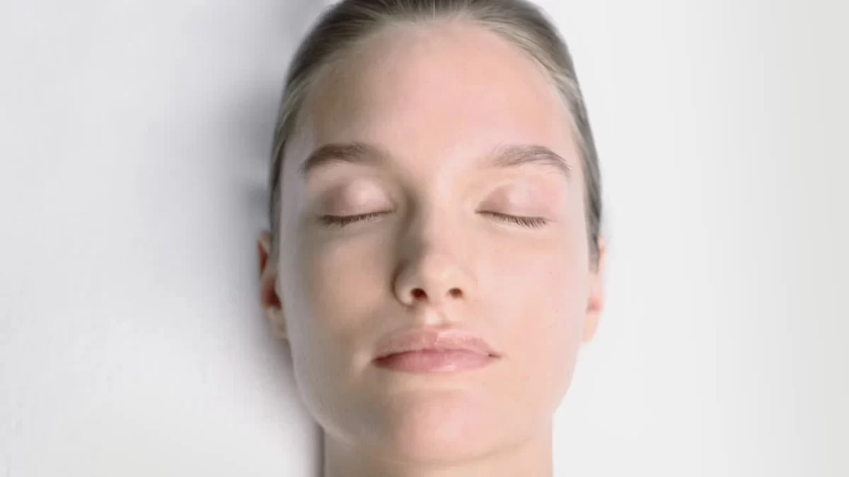 Nahaufnahme eines entspannten Gesichts im Beautyfilm für La Prairie