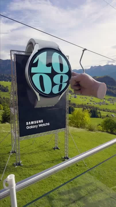 Digitales Samsung-Watch-Motiv vor einer Schweizer Berglandschaft