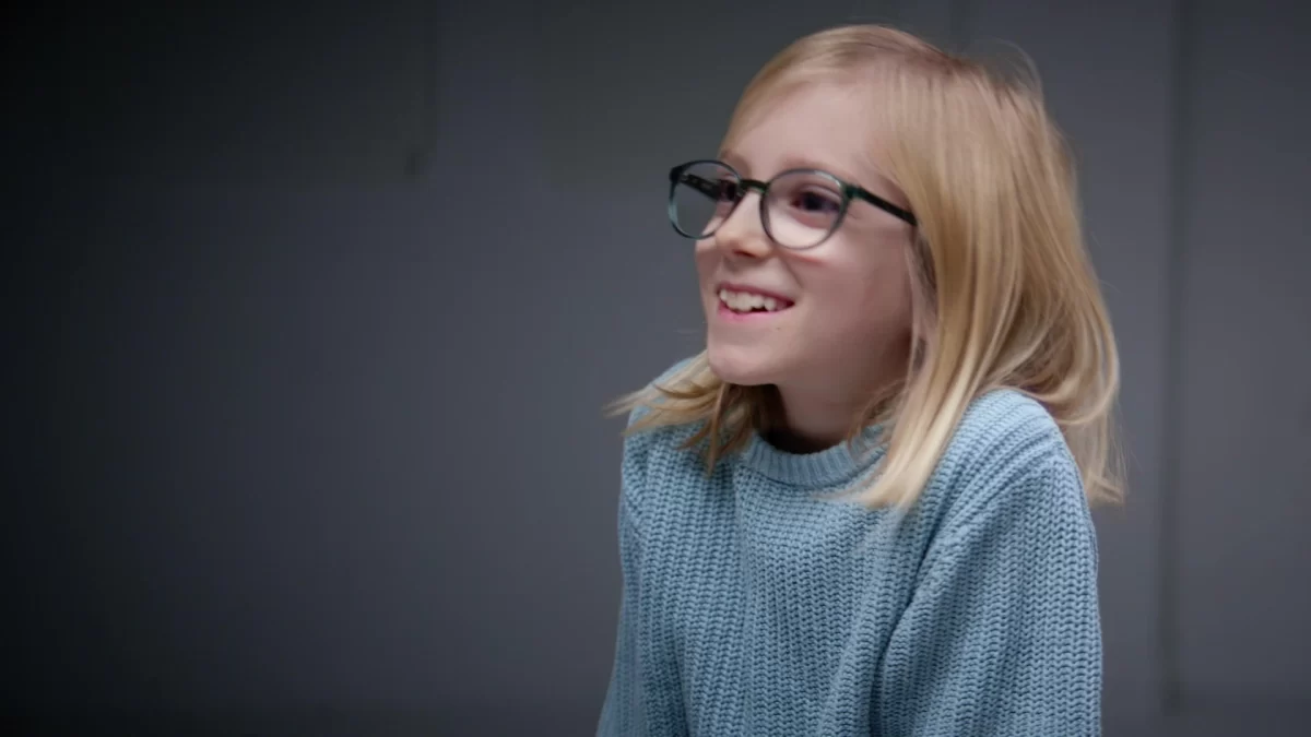 Lächelndes Mädchen mit Brille im Film für das Tanzfestival Steps 2024